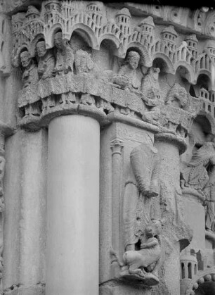 Kapitellzone des Pfeilers zwischen mittlerem und südlichen Westportal, Abendmahl und ROGERUS-Inschrift