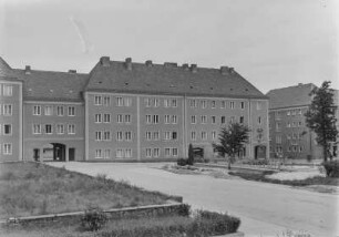Unbekannter Ort. Wohnsiedlung mit Ladengeschäften (HO-Geschäft, Sibylle-Friseurhandwerk)