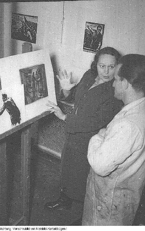 Lea Grundig (1906-1977) beim Begutachten ihrer Grafikblätter in ihrem Atelier