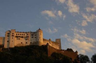 Salzburg - Festung : Festung Hohensalzburg am Abend vom Domplatz gesehen, aufgenommen 2006