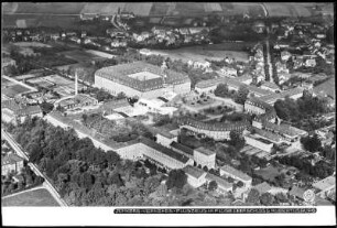 Junkers-Verkehrsflugzeug im Fluge über Schloss Hubertusburg