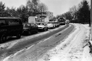 Fritz-Reuter-Straße: Autostau im Winter