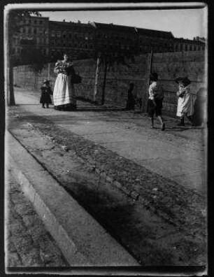 Ohne Titel (Frau und Kinder vor Lattenzaun in der Sophie-Charlotten-Straße, im Hintergrund Knobelsdorffstraße)