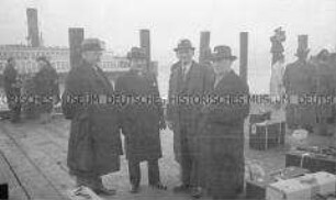 Selbstversenkung des Hochseepassagierdampfers "Columbus" am 19. Dezember 1939, während der Überführung von Besatzungsangehörigen vom Internierungslager auf Ellis Island in das Internierungslager auf Angel Island, Kalifornien, hier wartend am Hafen für den Umstieg vom Zug auf einen Dampfer