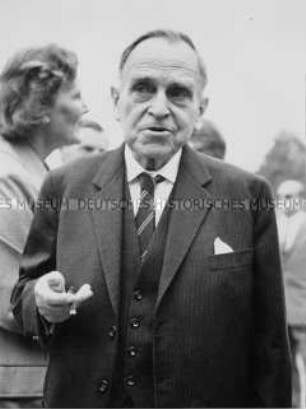Nobelpreisträger Professor Dr. Otto Hahn bei der Einweihung der Kernforschungsanlage Jülich