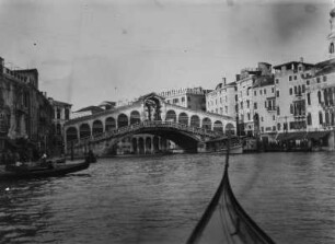 Rialtobrücke - Ponte di Rialto : Blick von einer Gondel zur Rialtobrücke.