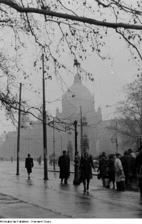 Leipzig. Passanten auf dem Simsonplatz vor dem Reichsgericht