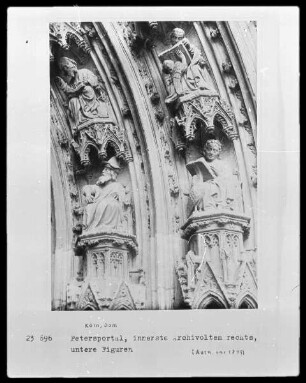 Petersportal: 1. Archivolte rechts, 1. und 2. Reihe: Propheten; 2. Archivolte rechts, 1. und 2. Reihe: Die Evangelisten Johannes und Matthäus