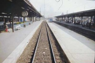 DDR. Überdachte Bahnsteige eines Bahnhofes
