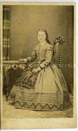 Junge Frau im karierten Kleid, Carte de Visite