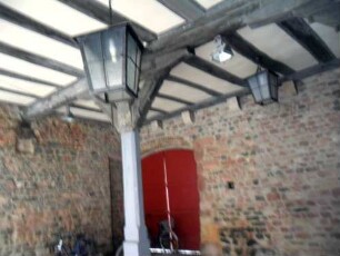 Stadtbild-Romanisches Steinhaus (1187-Vogtei 1984-renoviert)-Erdgeschoßhalle querab mit hölzerner Flachdecke und Längsunterzug auf Holzstütze in Übersicht