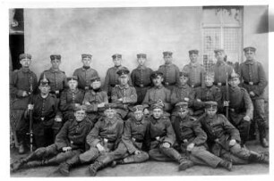 Sachsen. Gruppenbild von Soldaten vor einem Gebäude (Wache?)