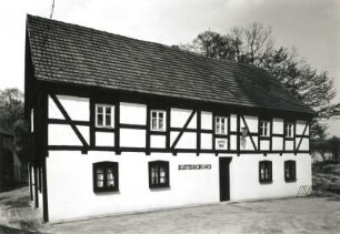 Dörgenhausen (Hoyerswerda-Dörgenhausen), Am Elstergrund 25. Gasthof "Elstergrund" (1641). Eingangsseite