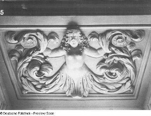Comotan, G.; Vinetti, Giulio. Stuckdecke. 1662. Detail: Fenstersturz an der Westseite mit Waldkind. Bautzen, Ortenburg, Audienzsaal