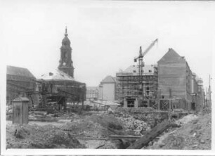 Dresden-Altstadt. Ernst-Thälmann-Straße (Wilsdruffer Straße). Blick nach Westsüdwest zur Kreuzkirche und zum Wohn- und Geschäftshaus (im Bau) an der Ecke Altmarkt