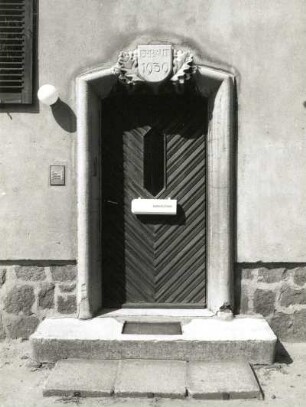 Meißen-Bohnitzsch, Tschuckestraße 2. Wohnhaus (bezeichnet 1939). Portal
