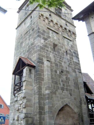Stadtbefestigung - Torturm (Schmiedturm) von Nordosten (Feldseite) mit Stadtmaueransatz sowie Obergeschoß mit Schießscharten (Schlüsselloch)