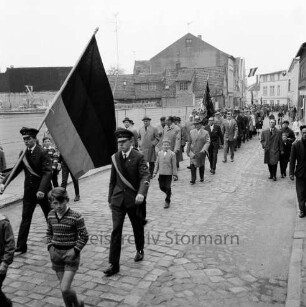 Deutscher Gewerkschaftsbund (DGB): Bad Oldesloe: Hagenstraße: Veranstaltung zum 1. Mai (Tag der Arbeit): Umzug