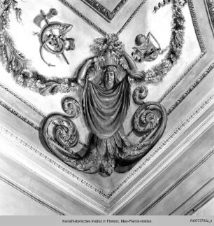 Decken- und Wanddekoration in Grisaille : Eckdekor mit weiblichen Halbfiguren
