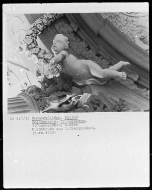 Ein Putto hält eine Girlande