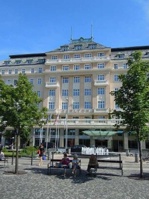 Bratislava - Hotel "Carlton" : Das Luxushotel "Carlton" steht an der Fußgängerzone. Aufgenommen in der Altstadt von Bratislava am 14. Juni 2011