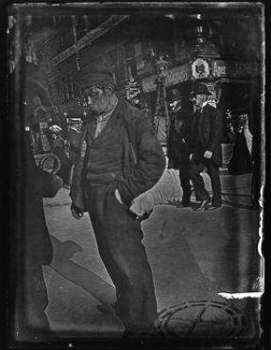 Ohne Titel (Mann in der Friedrichstraße)