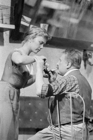 Szenenbilder aus "Zum goldenen Anker" von M. Pagnol, mit U.Thein als Marius u. a., Kammerspiele (Deutsches Theater), Berlin, 12.10.1956