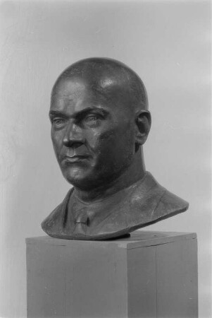 Büste von Ernst Thälmann : Büste von Ernst Thälmann. Bronze (1953; W. Arnold)