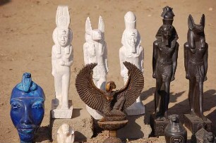 Kairo - Souvenirangebot : Souvenirkitsch, maschinell hergestellt, Basar in Memphis, der alten ägyptischen Hauptstadt, aufgenommen 2006 bei Kairo