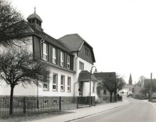 Wachau-Leppersdorf, Hauptstraße 12. Grundschule (1908, verändert). Straßenansicht