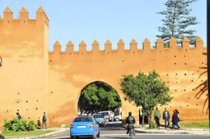 Stadtmauer mit Durchfahrttor : Blick auf eine Teil der historischen Stadtmauer von Rabat, aufgenommen am 05.11.2008