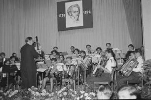 Volksmusikschule Friedrichshain: Franz Schubert Abend : Auftritte von Sängerinnen, Musikgruppen und Chören anlässlich des 125. Todesjahres von Franz Schubert