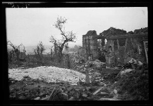 Nicht identifizierbare Ortschaft bei Péronne oder Mont Saint-Quentin (beide Dep. Somme, Frankreich): Gebäuderuine und Schutthaufen