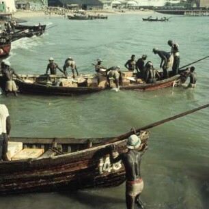 Accra. Surfboats : Accra (Ghana), Entladen der Surfboats am Strand, 4. April 1959
