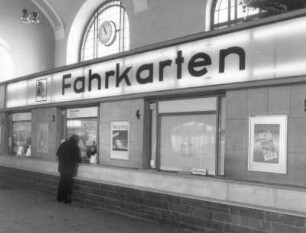 Bahnhof Dresden-Neustadt, Empfangsgebäude, Schalterhalle. Einbau (1971) für die Fahrkartenschalter (Teilansicht) : Dresden-Neustadt, Schlesischer Platz. Bahnhof Dresden-Neustadt, Empfangsgebäude, Schalterhalle. Einbau (1971) für die Fahrkartenschalter (Teilansicht)