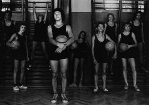 Gymnasiasten beim Sportunterricht