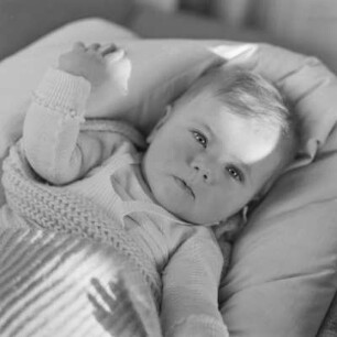 Kleinkind im Bett