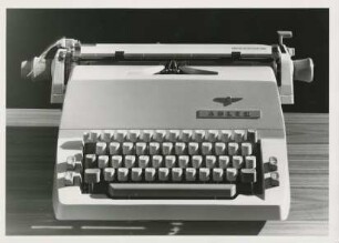 Adler Büroschreibmaschine "Record" der Grundig-Electronic-Triumph-Adler-Vertriebs-GmbH