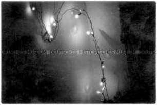 Lichterkette an einer kahlen Wand (Altersgruppe 18-21)