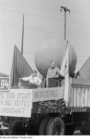 Demonstrierende auf einem Themenwagen