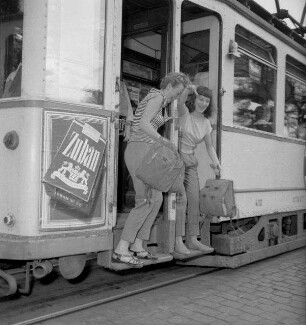 Frankfurt (Main). Fahrgäste beim Verlassen einer Straßenbahn