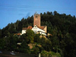 Ansicht von Süden mit Bergfried gegen die Bergseite-Schildmauer ohne Wehrgang erhalten-Burggebäude neuzeitlich als Gasthaus