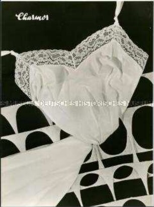 Modeaufnahme, Charmor-Unterkleid