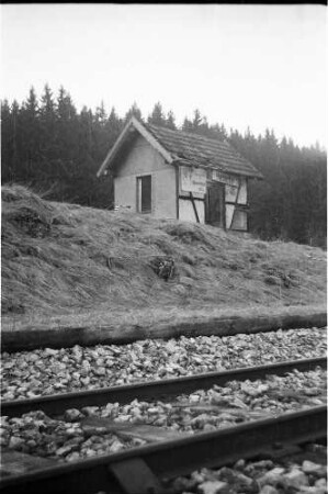 Haltepunkt Hasental, mit Bahnsteigkante aus alten Schwellen und Gleisbau der preußischen Form 5 von 1901, seit 2000 nur noch ein paar Fundamentreste vorhanden