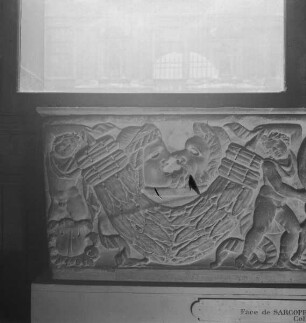 Sarkophag mit Bildnis des Verstorbenen, von Genien gehalten, Girlanden und Masken