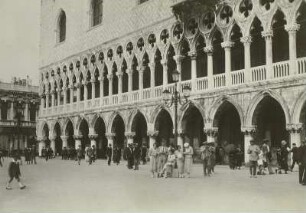 Venedig. Dogenpalast (1301 begonnen). Südfassade (Teilansicht)