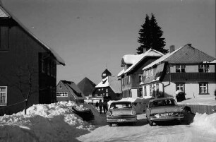 Hinterzarten: Ortsstraße von der Kirche aus; gegen Süden; im Schnee