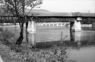 Bad Säckingen: Alte Rheinbrücke vom Schlosspark aus, Hintergrund Kraftwerk
