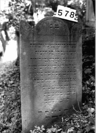 Grabstein 578 (Index: 99802821) Material: Sandstein Zustand: gut Maße HxBxT: 90x55x10 cm Beschreibung: Stele mit eingezogenem Rundbogen und Seitenakroterien Besonderheit: Endreim: Grabstein 578