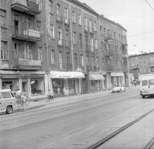Berlin-Schöneweide, Wilhelminenhofstraße 38/40. Wohnhäuser mit Läden. Straßenansicht von Westen